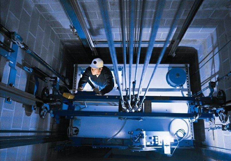 الركائز الخالدة لتركيب المصاعد في مسقط: خبرة موثوقة لمبانٍ عالية الأداء