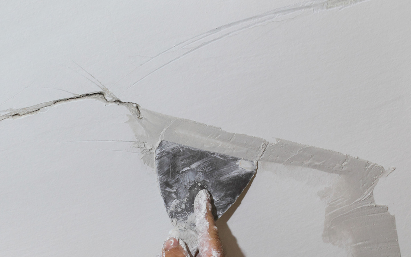 شركة الركائز الخالدة لترميم المنازل والمباني | خبراء معالجة الشروخ والتصدعات الإنشائية