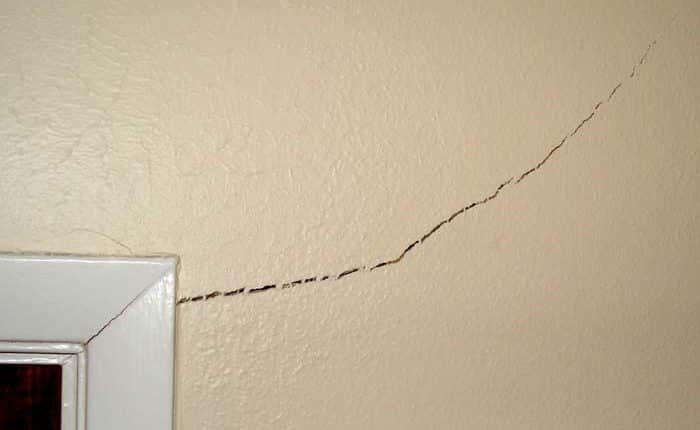 أفضل شركة معالجة شروخ في مسقط – خبرة الركائز في حماية المباني